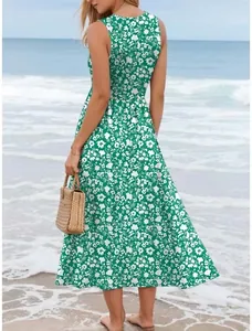 Rückenansicht eines grünen ärmellosen Blumenkleides am Strand während des Urlaubs