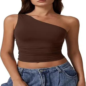 Elegante Detailansicht eines braunen Damen-Crop-Tops mit einer Schulter, schmale Passform