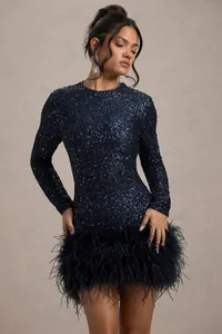 Detailansicht eines marineblauen Pailletten-Minikleids mit elegantem Federbesatz