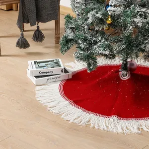 Gemütliche rote Strick-Weihnachtsbaumdecke mit weißen Schneeflocken und dekorativen Fransen