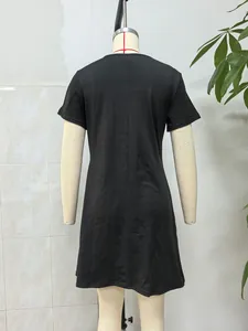 Vista posteriore di un abito nero a maniche corte minimalista su un manichino da sarta