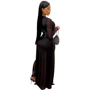 Vista dettagliata del body nero con strass, maniche in mesh e pannello gonna lungo
