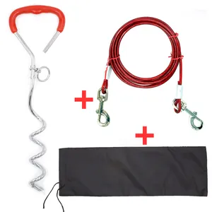 Set picchetto a spirale per cani con cavo in acciaio rosso e borsa nera per trasporto.