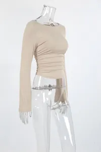 T-shirt en maille abricot à col rond avec manches longues et détails froncés chic.