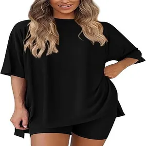 Completo lounge nero oversize da donna con t-shirt girocollo e pantaloncini a vita alta