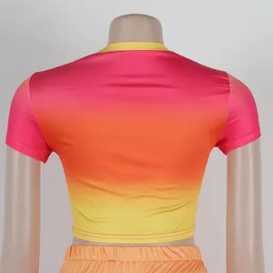 Detail achteraanzicht van roze naar geel verloop crop top met korte mouwen set
