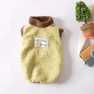 Vue détaillée du gilet en polaire pour animaux avec étiquette décorative en tissu et bouton