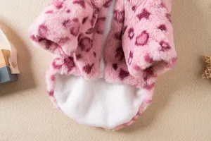 Primo piano del cappotto in peluche leopardato rosa per animali con ecopelliccia e zip