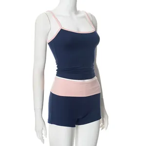 Vue latérale détaillée de l'ensemble caraco et short moulant bleu marine et rose
