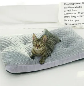Zacht pluche grijs huisdierbed met een kat, gezellige textuur en dik gevoerd design