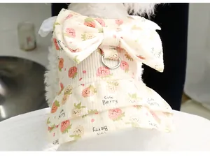 Detailansicht eines niedlichen Cord-Haustierkleides mit Erdbeerprint und D-Ring-Haken
