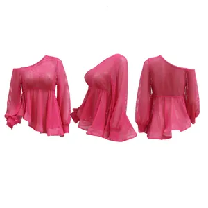 Inquadratura a tre viste di un top a rete fucsia monospalla per un look trendy e audace