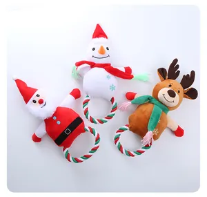 Detail van kersthondenspeelgoed met kerstman, sneeuwpop en rendier met touwringen