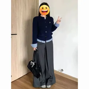 Cardigan en maille bleu marine style preppy avec détails de chemise à carreaux chic