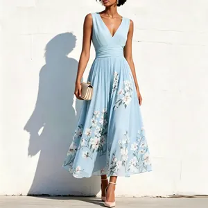 Détail d'une robe longue fleurie sans manches avec col en V en mousseline bleue