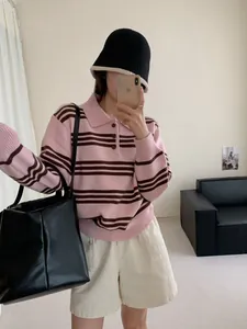 Pull en maille à col polo rayé rose et marron pour femme avec une coupe décontractée chic
