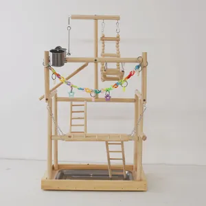 Vue détaillée d'une aire de jeux pour perroquets en bois avec échelles, balançoire et plateau