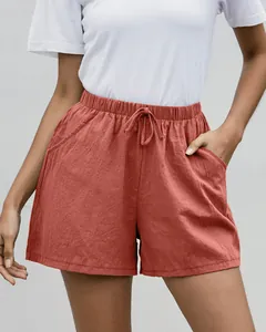 Vista detallada de los pantalones cortos de lino coral con cordón para mujer.