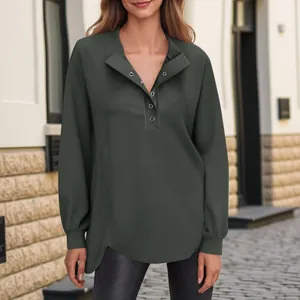 Donkergroen damessweatshirt met knoopjes, lange mouwen, een gebogen zoom en zijsplitjes.