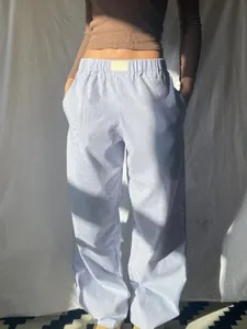 Bequeme hellblau gestreifte Hose für Damen mit hohem Bund und weitem Beinverlauf