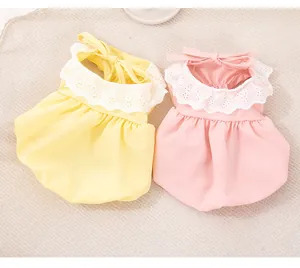 Gros plan de jolies robes de princesse pour animaux de compagnie en jaune et rose.