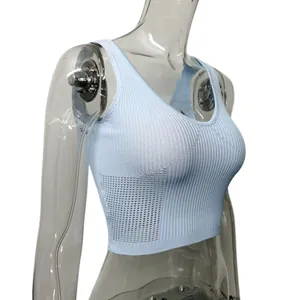 Dettaglio laterale di un crop top in maglia a coste azzurro con trama a rete.