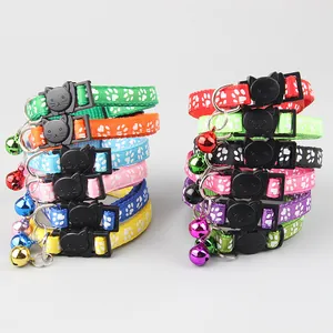 Verstelbare Dubbellaagse Nylon Huisdier Halsband met Bel en Kattenkop Gesp Pootafdrukpatroon voor Katten en Kleine Honden