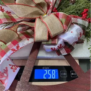 Vue détaillée montrant le poids de 258g de la couronne de Noël en bois pour la porte