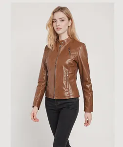 Elegante braune schmal geschnittene Kunstlederjacke für Damen mit Reißverschluss und Stehkragen