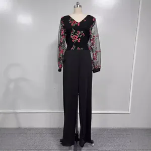 Elegante mono negro para mujer con mangas de malla bordadas con flores y escote en V