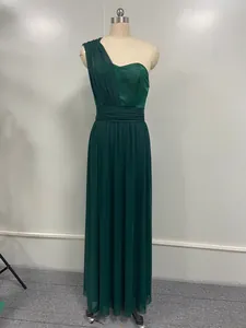 Vue détaillée d'une robe de soirée vert foncé à une épaule sur un mannequin de couture