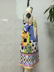 Vue latérale d'une robe d'été à bretelles avec col en V et imprimés géométriques colorés