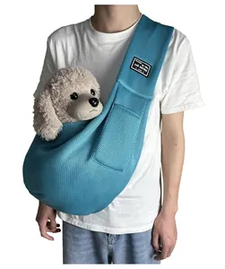 Bandolera de malla azul para mascotas, transportín transpirable mostrado por una persona.