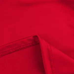 Dettaglio macro del tessuto di un abito da sera rosso con cuciture e trama di qualità