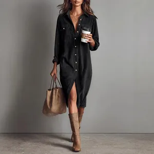 Robe chemise élégante en velours côtelé noir à manches longues avec col à revers et coupe ample