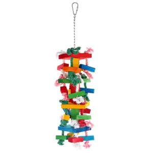 Vue détaillée d'un grand jouet à mâcher multicolore en bois pour perroquets avec cordes