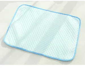 Detailansicht einer atmungsaktiven 3D-Kühlmatte für Haustiere mit weicher Bohnentextur