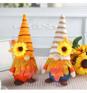 Handgefertigte Erntedankfest-Gnome-Plüschpuppen mit Sonnenblumen und bunten Ahornblättern