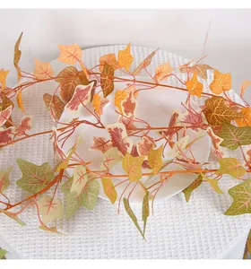 Vista detallada de enredaderas de hojas de batata para decoración de otoño de Acción de Gracias.
