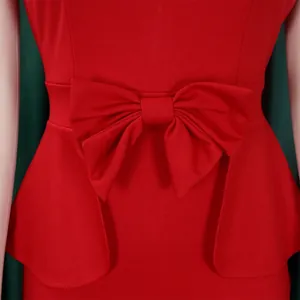 Detaillierte Nahaufnahme der eleganten Taillenschleife und des Schößchens am roten Kleid.