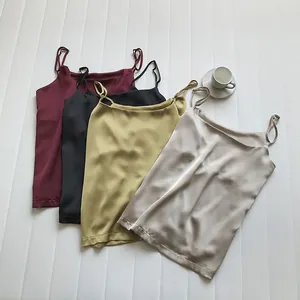 Quattro eleganti canotte in raso con spalline sottili nei colori bordeaux, nero e beige