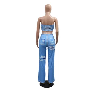 Détail de la vue arrière d'un ensemble sexy deux pièces avec haut denim et pantalon évasé
