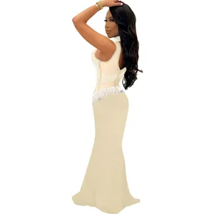 Vista lateral de un vestido ceñido beige sexy con pedrería brillante y de malla