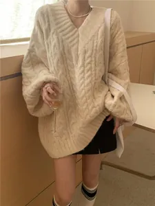 Dettaglio del maglione a trecce color panna con scollo a V e vestibilità ampia