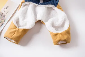 Vue rapprochée de la doublure en polaire blanche douce de ce vêtement d'hiver pour animaux