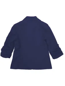 Vue arrière élégante d'un blazer bleu marine pour femme avec manches 3/4 froncées