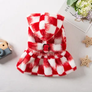 Primer plano de un vestido festivo de felpa para mascotas a cuadros rojos y blancos con capucha