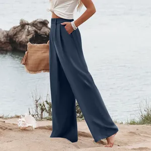 Dettaglio della vista laterale e della tasca di pantaloni larghi a vita alta blu navy.