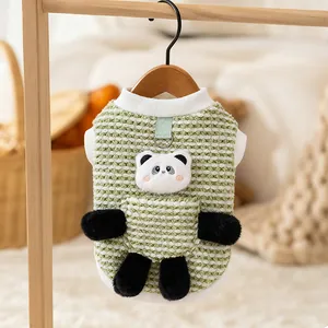 Dettaglio del peluche a forma di panda sul maglione verde per animali con anello.