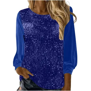 Nahaufnahme eines lässigen Damen-Langarmshirts mit Rundhals und blauen Pailletten